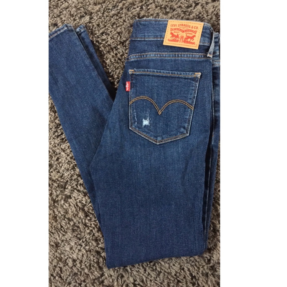 NWOT Levi 711 Skinny Size 26 🌻